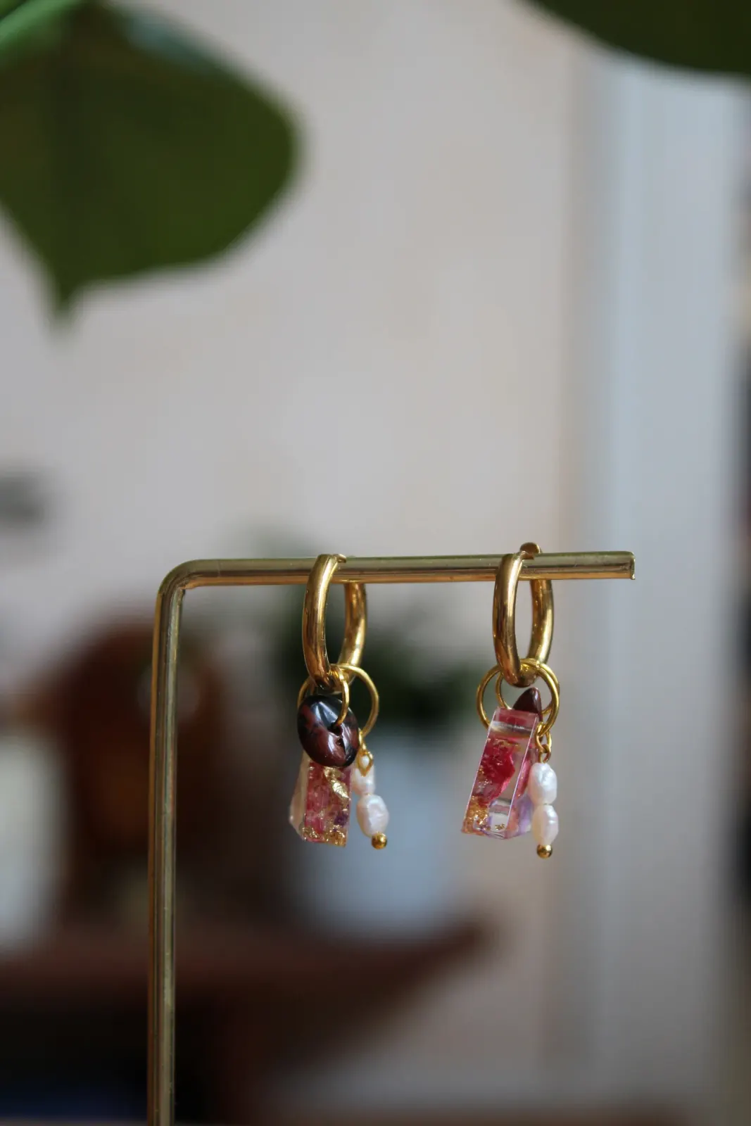 Créoles dorées suspendues avec pendentifs triangulaires à inclusions florales, perles et pierres