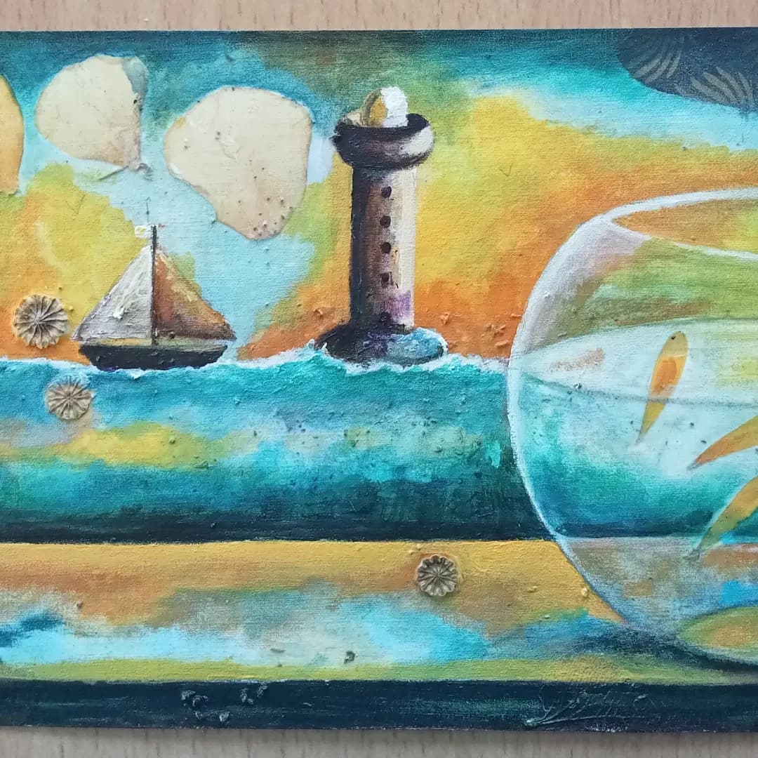 Peinture mixte avec un bocal de poissons, un phare et un voilier sur mer turquoise et fond jaune orangé.