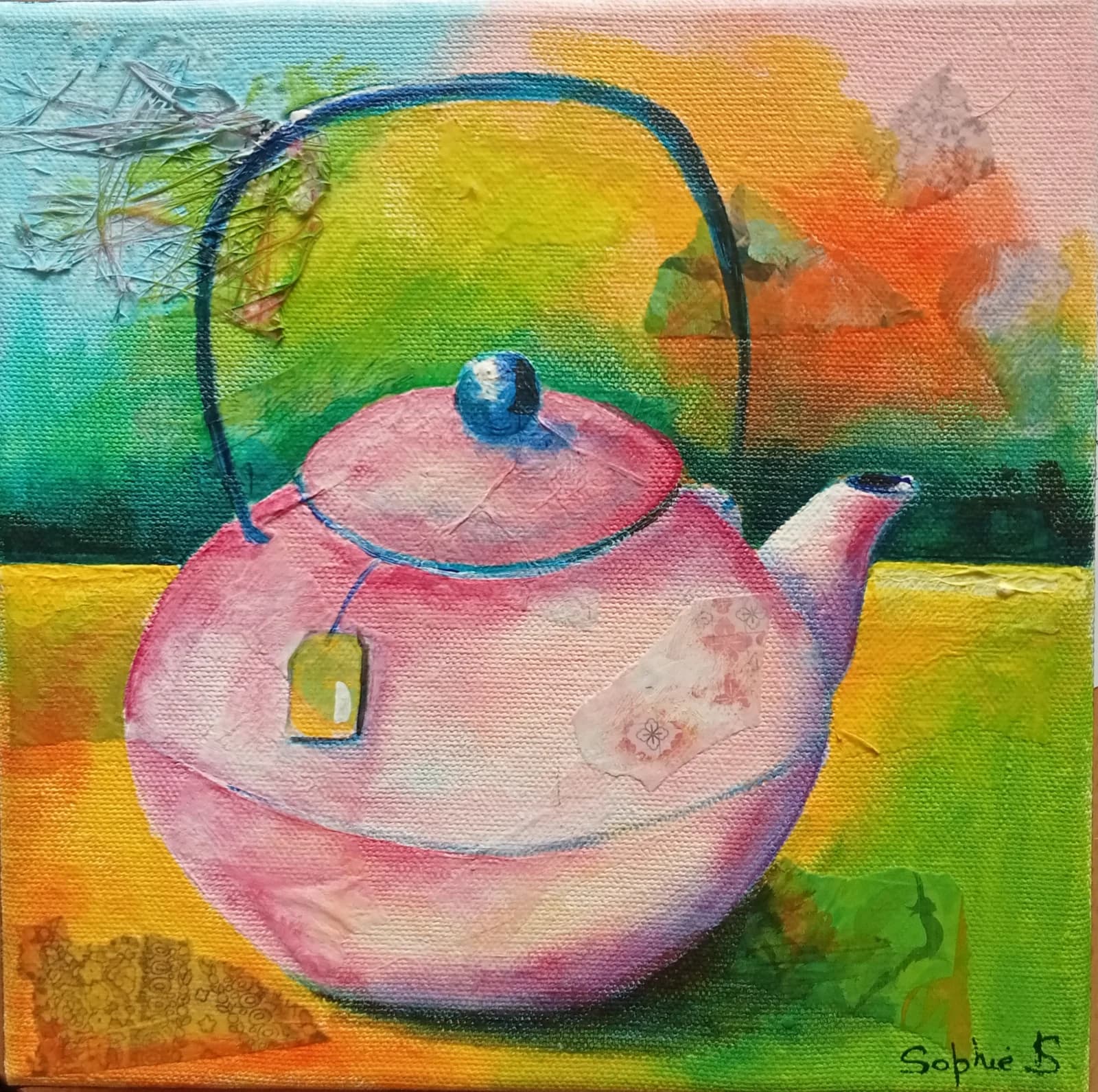 Peinture sur toile représentant une théière rose à anse bleue sur fond coloré jaune et vert.