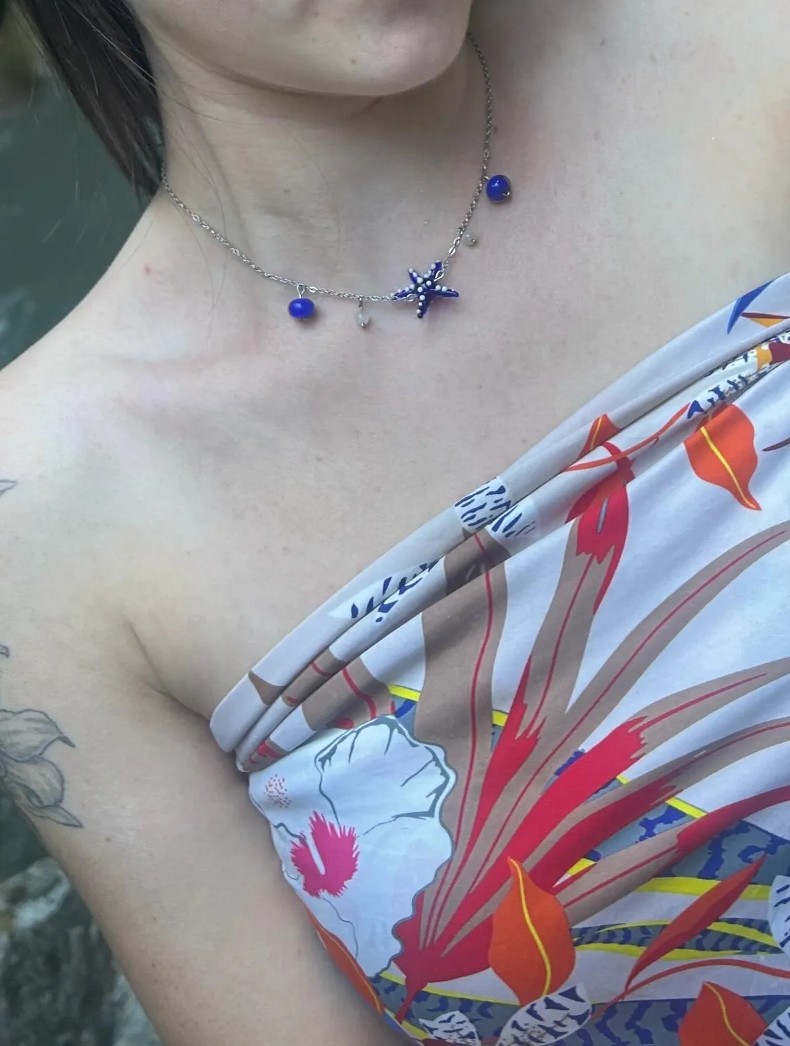 Collier chaîne argentée orné d'une étoile de mer bleue à pois blancs et perles sur buste