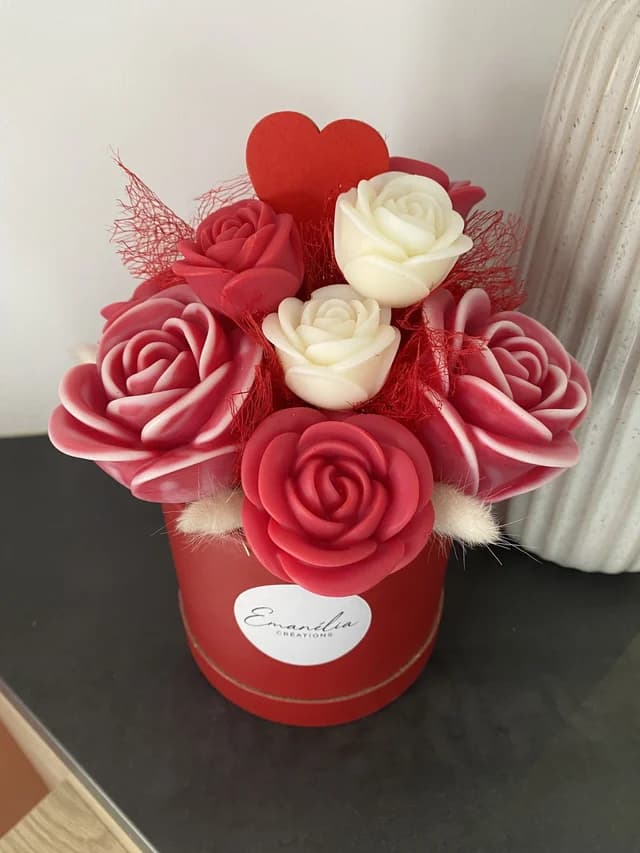 Bouquet de roses parfumées rouges et blanches dans une boîte ronde rouge ornée d'un cœur.